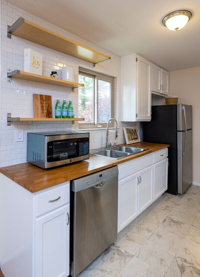 Building Photo - 4355 Diamond St