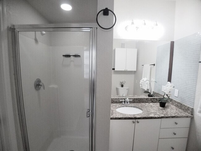 Building Photo - Beautiful 1/1 Pool View Condo x Rent @ Upt...