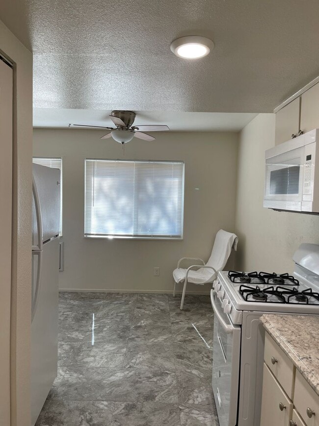 Building Photo - 5519 Paloma Ave