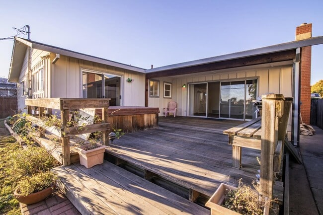 Building Photo - 1761 Kelly St