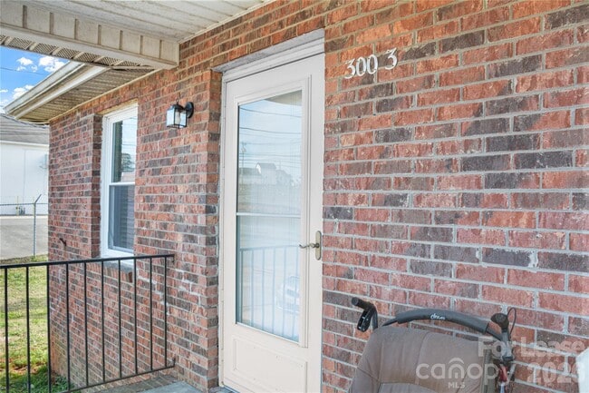 Building Photo - 300 E Gold St