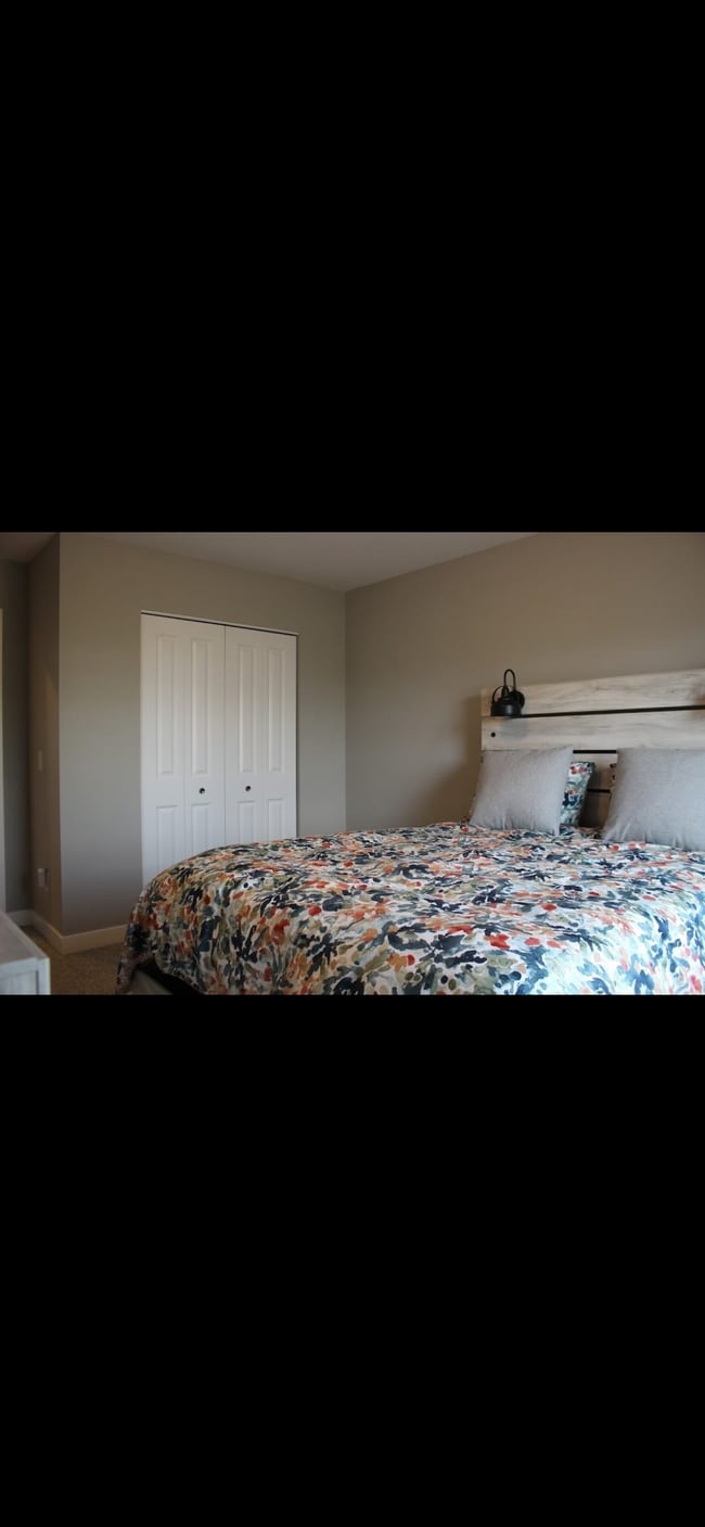 Building Photo - 11624 Pineridge Way N