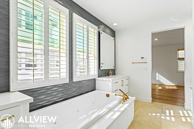 Building Photo - Coastal Modern 5 Bed/4 Bath Home Available...