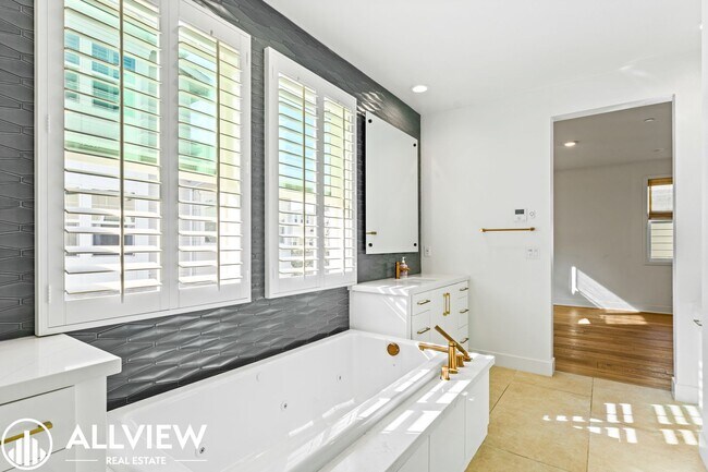 Building Photo - *Limited Move In Special! $1,000 Off First...