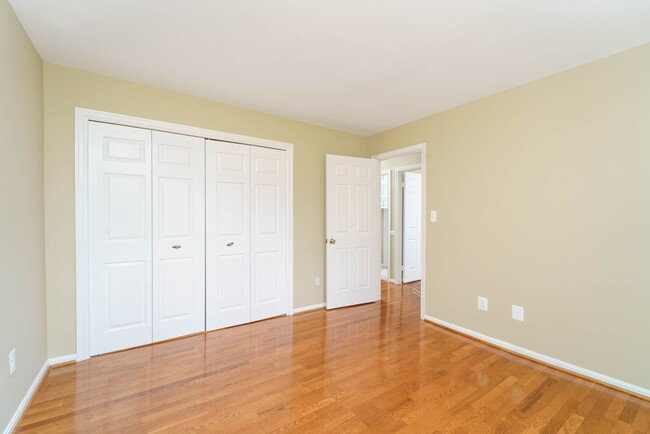 Building Photo - 2 Bedroom 2.5 Bath Condo in Chevy Chase
