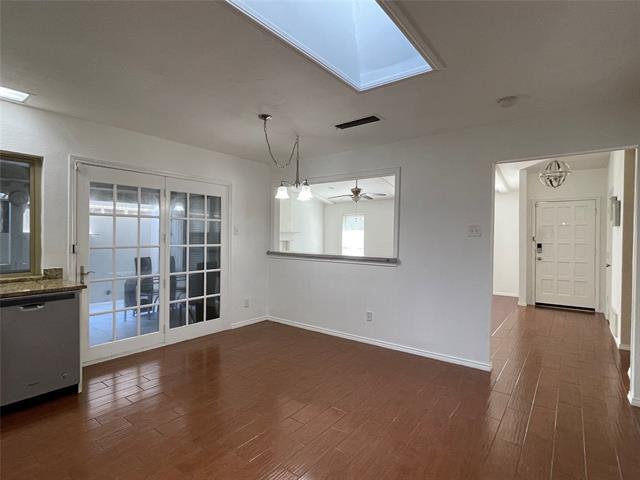 Building Photo - 2409 Stoneleigh Dr