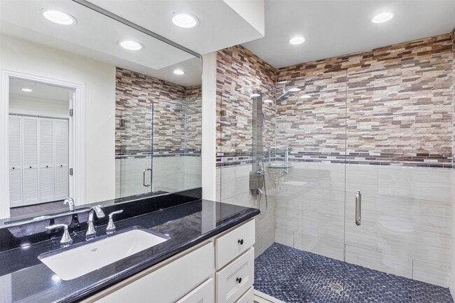 Building Photo - 1918 Crestdale Dr