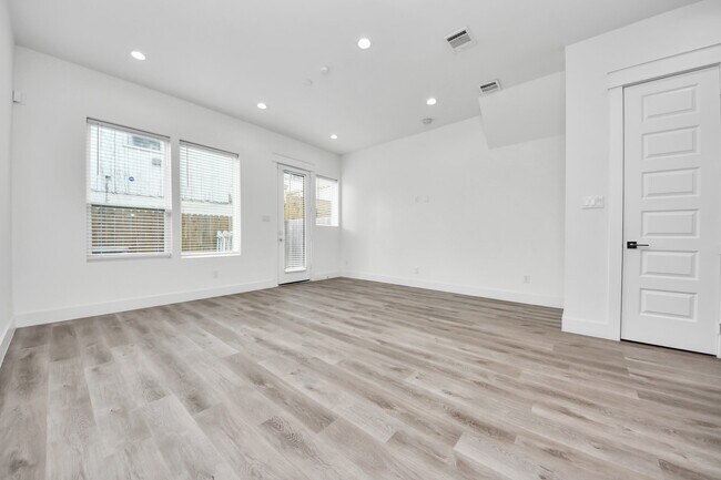 Building Photo - 5402 Margarita St