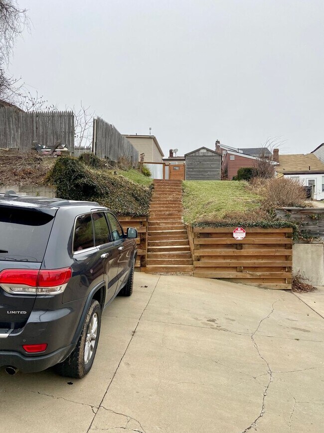 Building Photo - Modern 2 Bed/2 Bath in South Side Slopes- Available July 1st