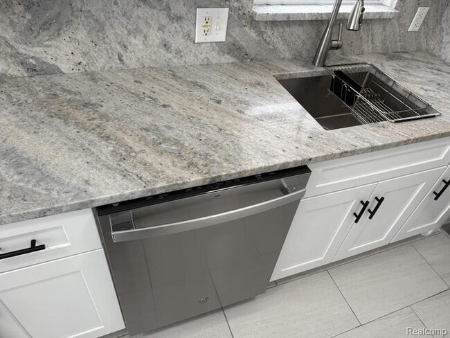 Building Photo - 1465 E 14 Mile Rd