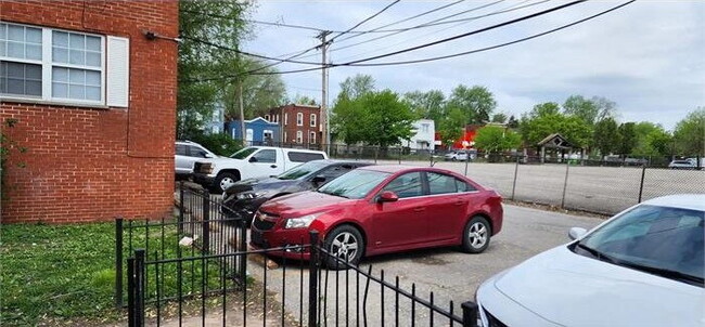 Building Photo - Charming 2 Bedroom Apartment