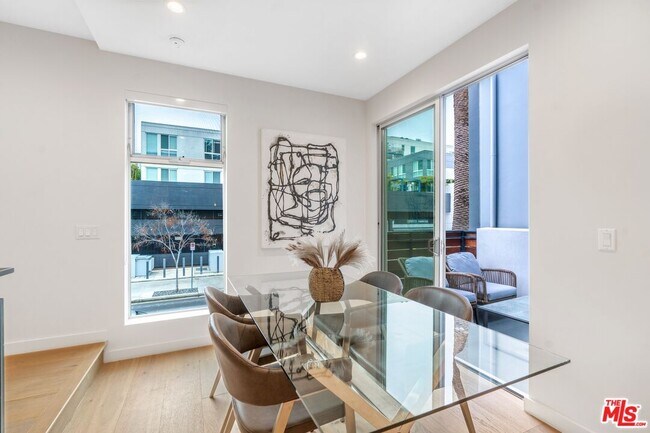 Building Photo - 855 N Detroit St