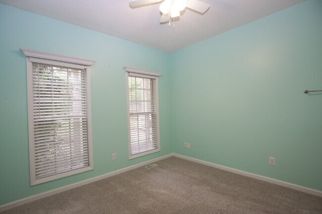 Building Photo - 380 Sullivan Dr