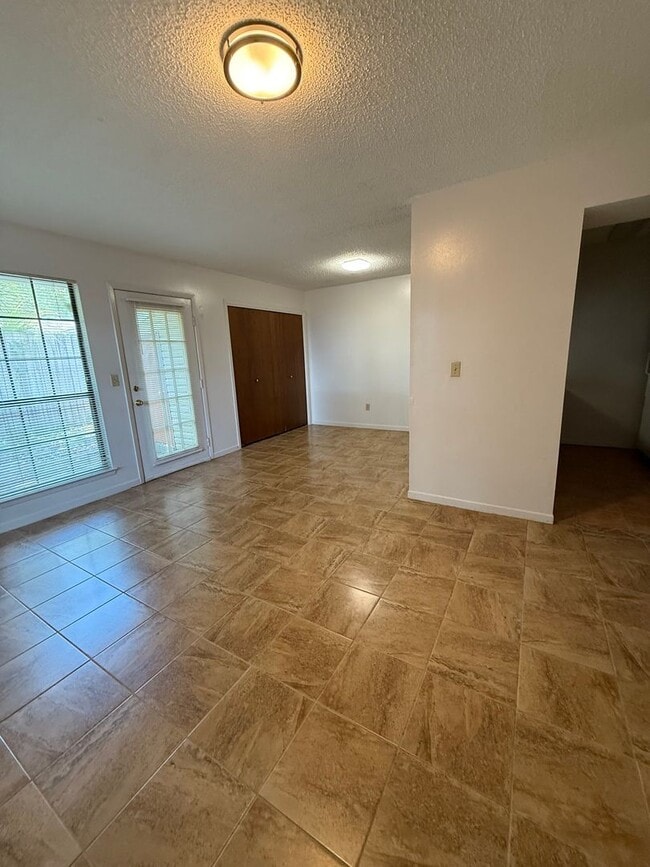 Building Photo - 126 Classic Ct
