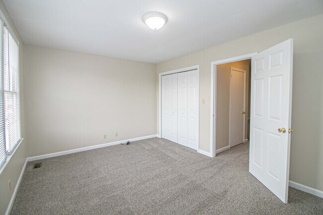 Building Photo - 814-F Golfview Place
