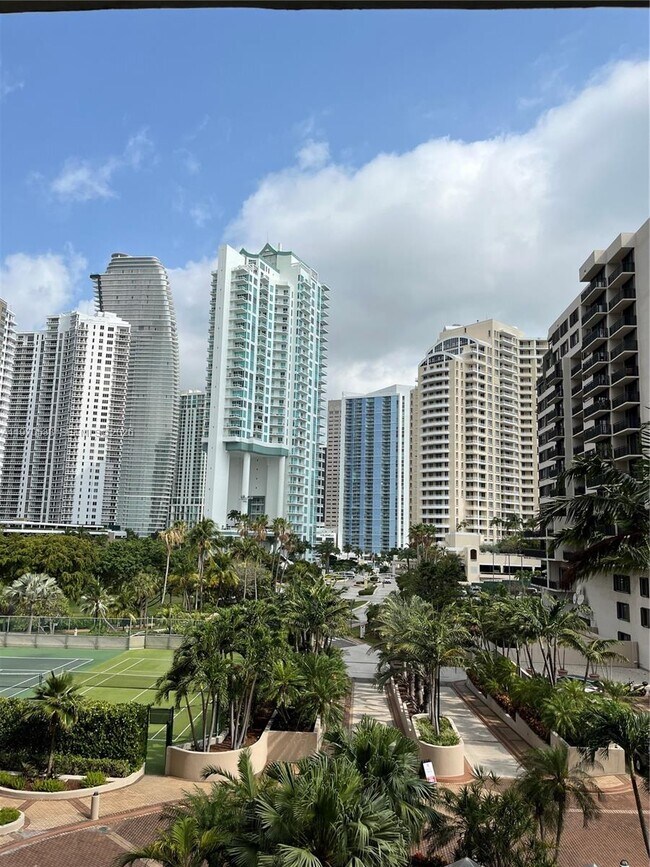 Building Photo - 520 Brickell Key Dr