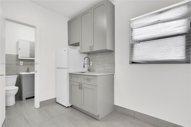 Building Photo - 13390 NE 6th Ave