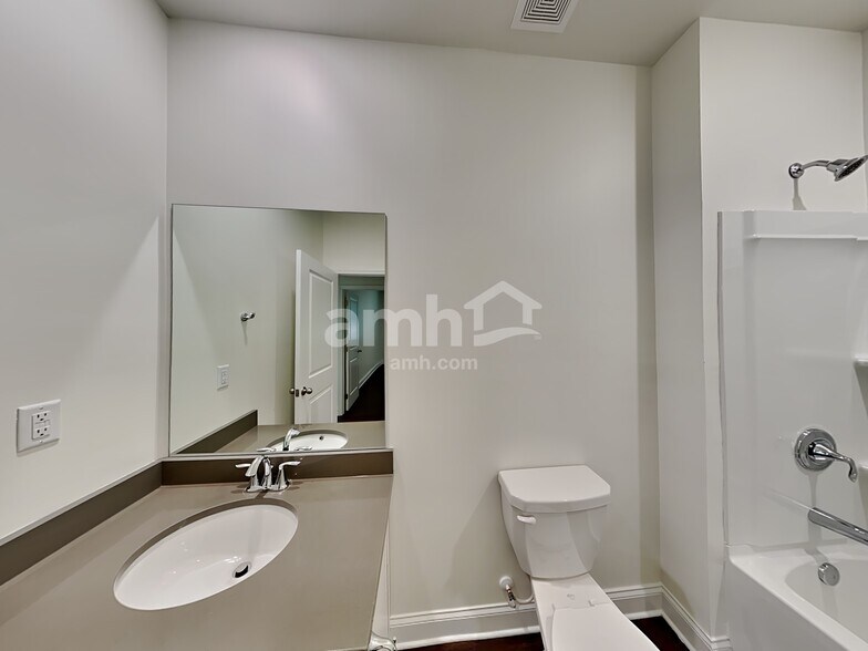 Building Photo - 2062 Windsor Park Ave