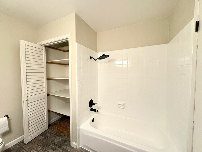 Building Photo - Spacious 3 Bedroom Gilroy Home with AC  & Attached Garage