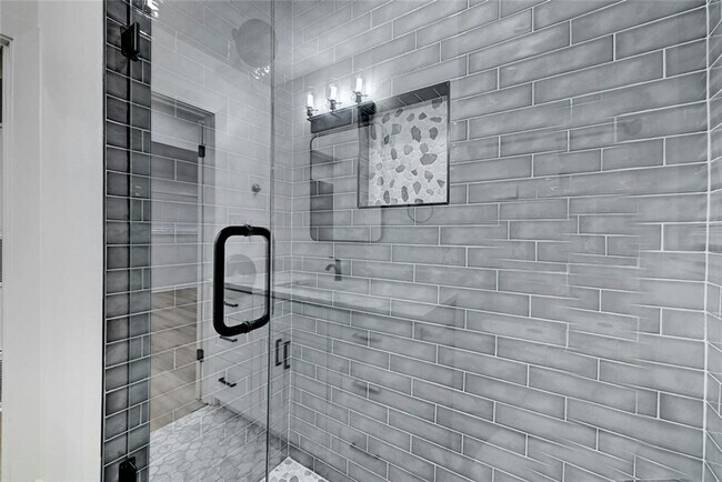 Building Photo - Fully updated 6 bed house!!! 1911 David!