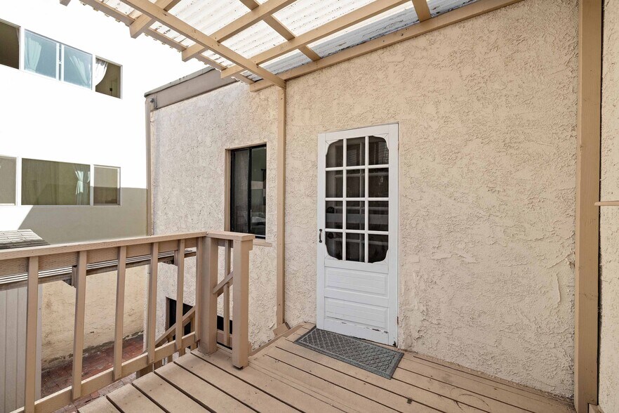 Building Photo - 1634 Bayview Dr