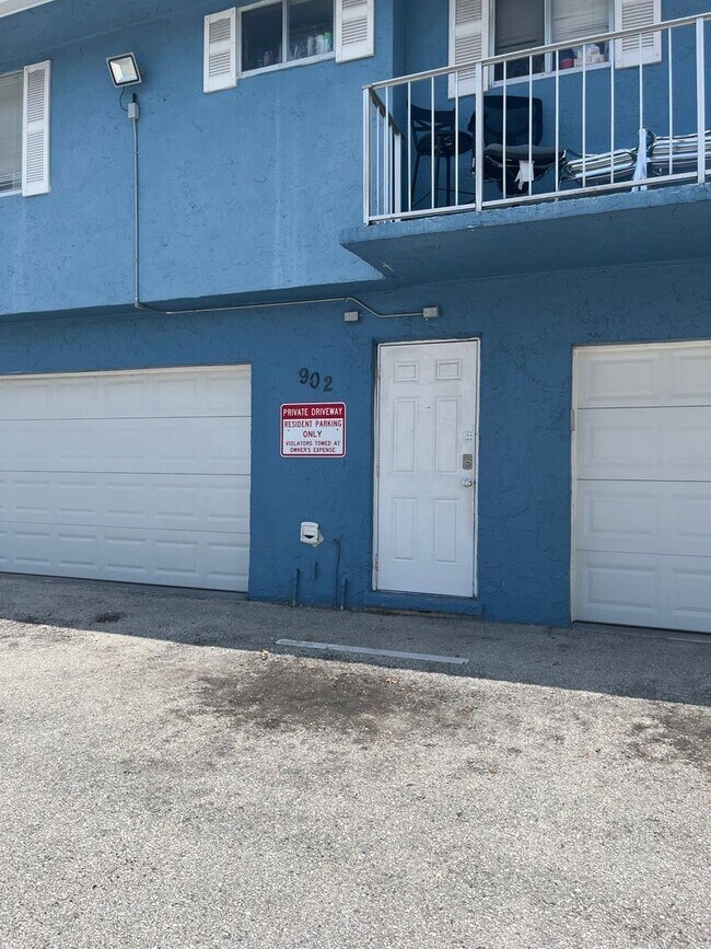 Building Photo - 2 br, 1 bath House - 902 E TIFFANY DR #3