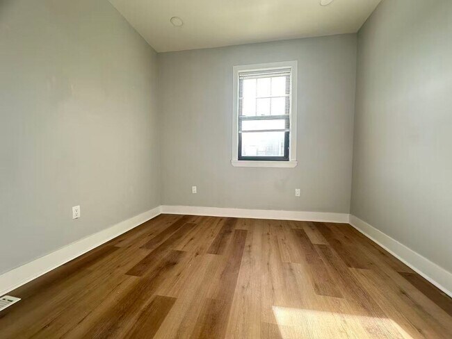 Building Photo - 3B1.5B House Available in South Philly