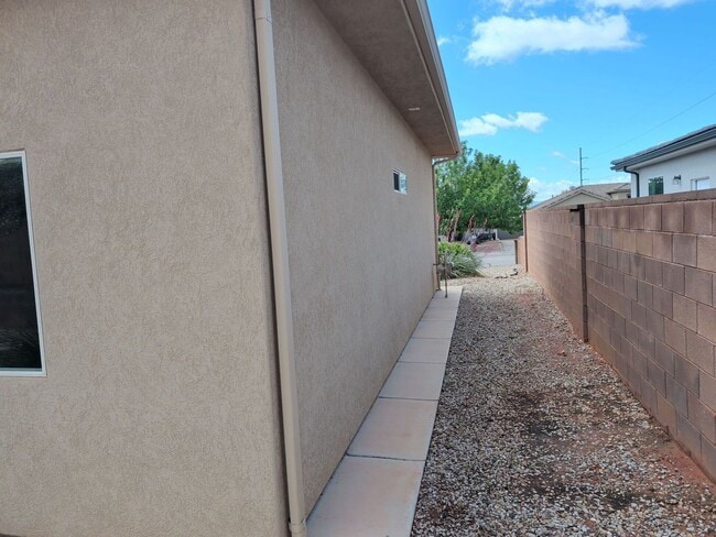 Building Photo - 4 Bedroom Home Near Pine View High School With 2 Car Garage