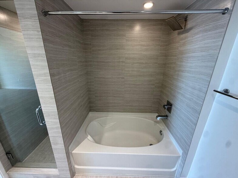 Building Photo - 551 NE 39th St