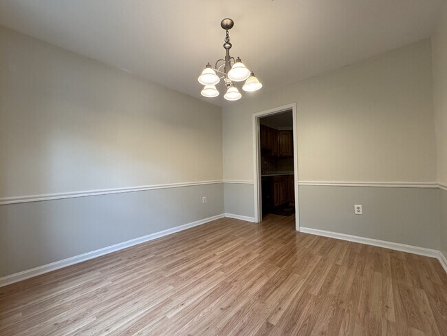 Building Photo - Delightful End-Unit Townhome in Courts of ...