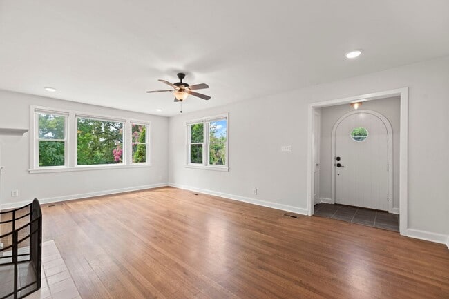 Building Photo - Knoxville 37909 - 3 bedroom 2 bath - call ...