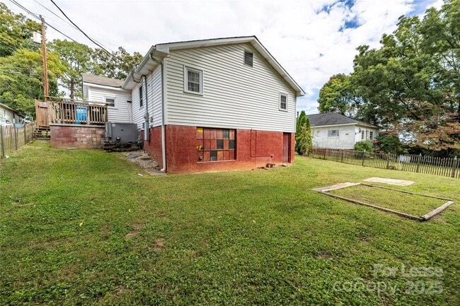 Building Photo - 387 Woodlawn Ave