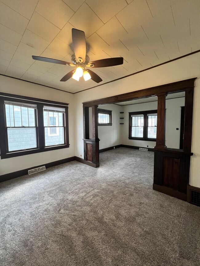 Building Photo - 2-Bedroom 1-Bathroom Single Family Home