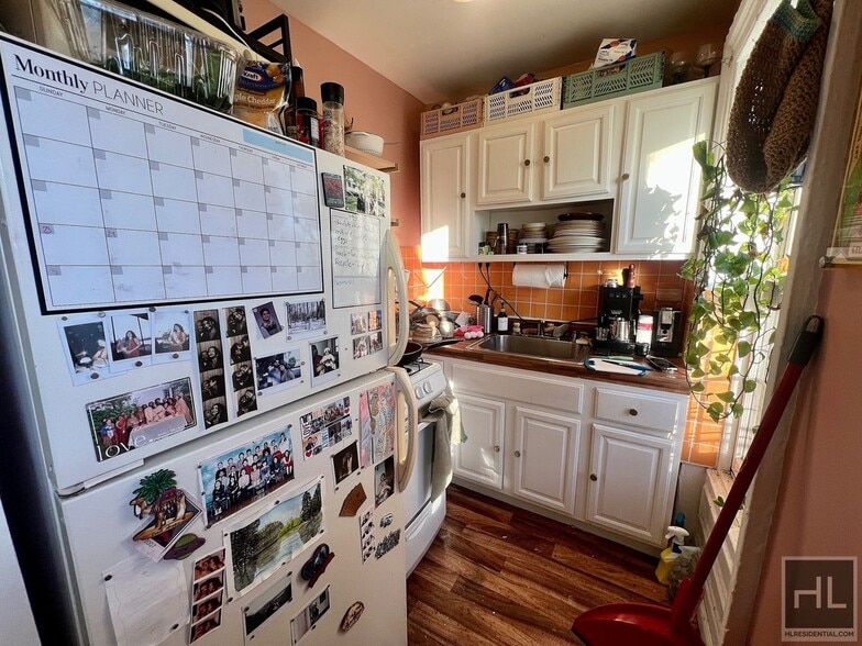 Building Photo - 2BR 1BA Sunny Top Floor Sprawling Brownstone On Clinton Hill / Bedstuy Border