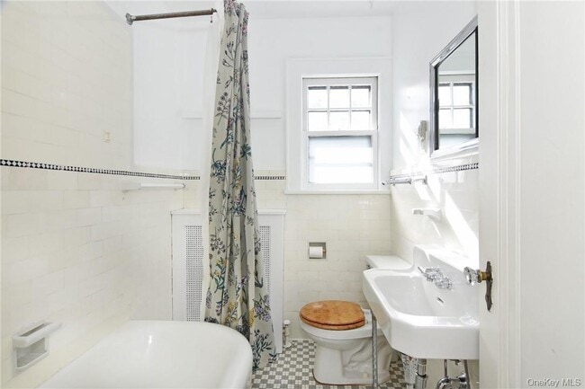 Building Photo - 27 Maple St