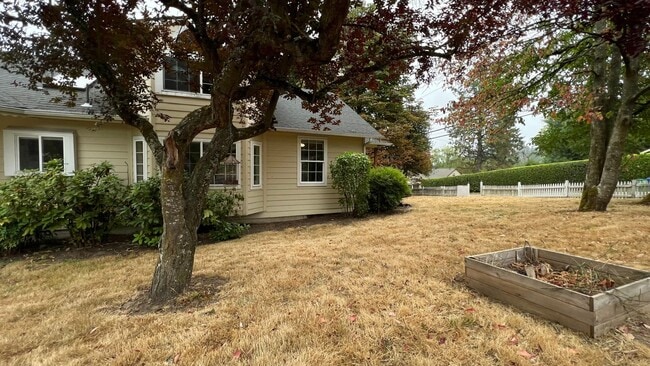 Building Photo - Outdoor Oasis: Charming 3 Bed 2 Bath House!