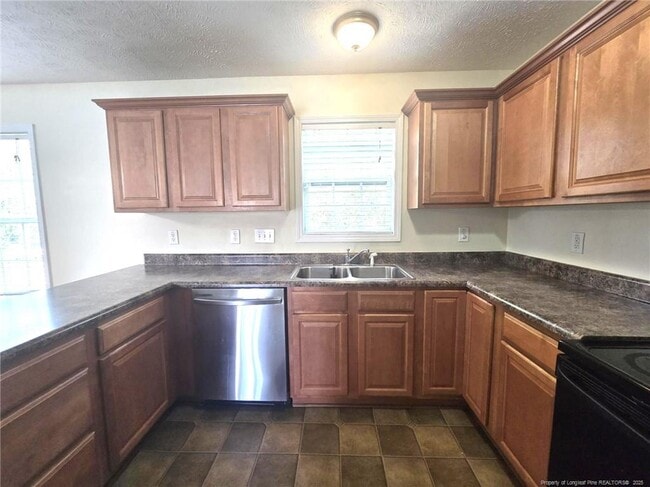Building Photo - 410 Roundtree Dr