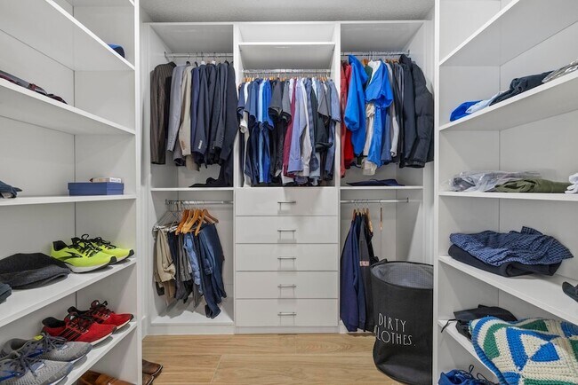 Building Photo - 12151 Old Country Rd N