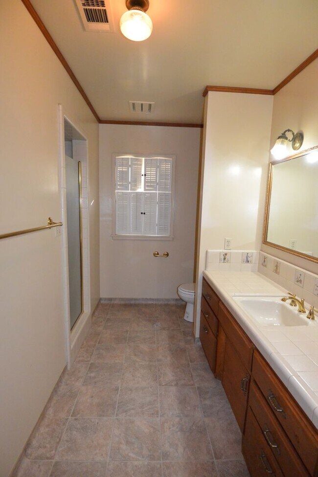 Building Photo - Cute Home in Beverly Glen Area