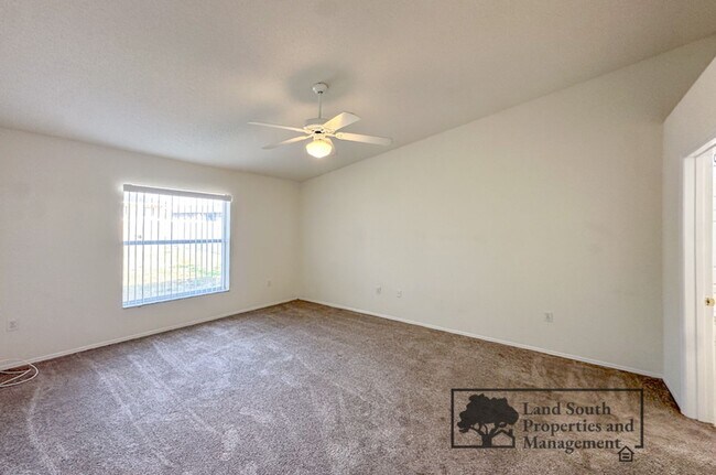 Building Photo - Charming 3-Bedroom Home in Prime SE Lakela...