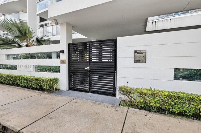 Building Photo - 13800 Highland Dr