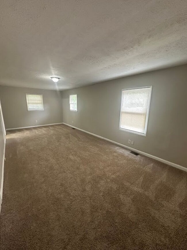 Building Photo - 3 bed 2 bath in Atlanta!
