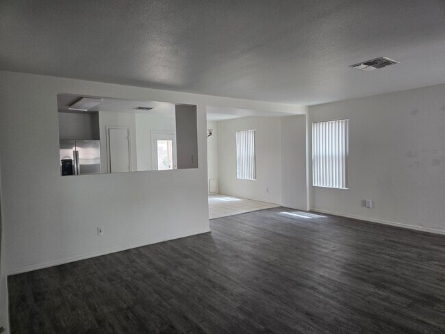 Building Photo - 3 bed, 2 bath in Surprise