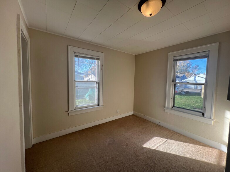 Building Photo - 2041 Charles St