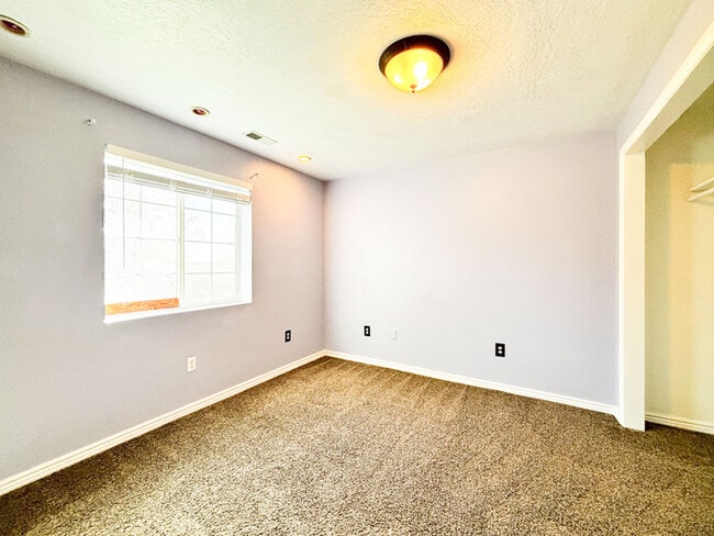 Building Photo - Perfect 5 bed - 2 bath Ranch Home near the...