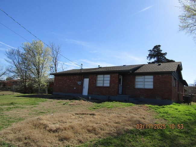 Building Photo - Remodeled three-bedroom home located in th...