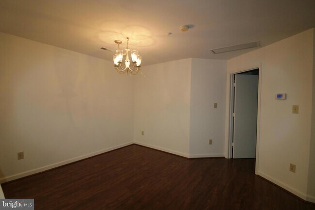 Building Photo - 3301 Sir Thomas Dr