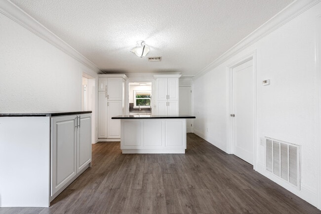 Building Photo - 8642 Sunset Dr