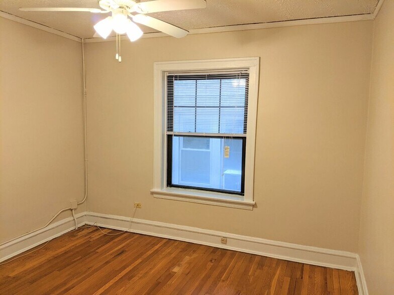 Building Photo - 925 Forest Ave