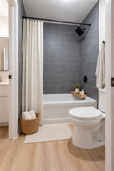 Building Photo - 796 Woodside Ln E